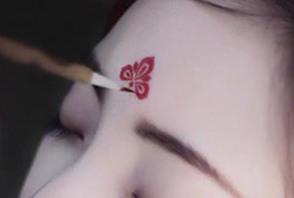 眉心贴纸怎么贴