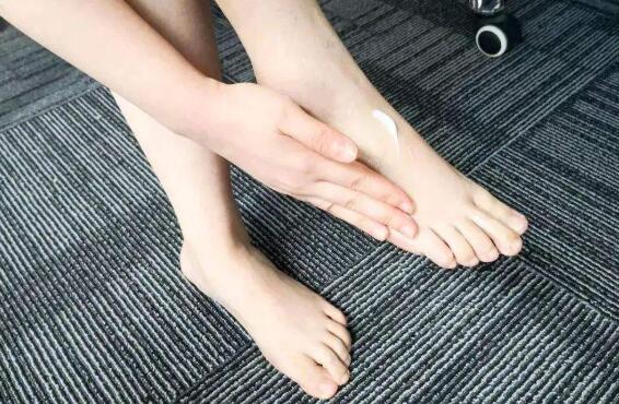 去角质足膜的正确方法