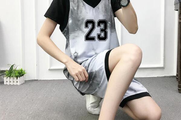 女生穿篮球服下身搭配