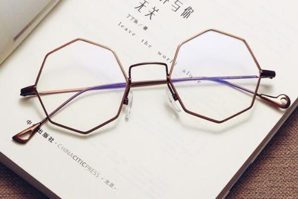 多边形眼镜框适合什么脸型