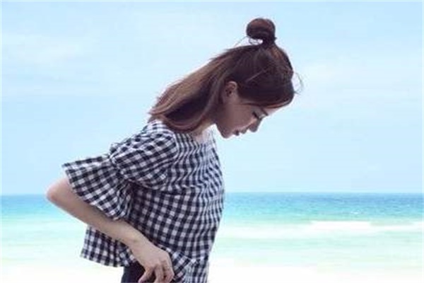 丸子头发怎么扎