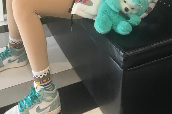 光腿神器加上中筒袜子的穿法有哪些