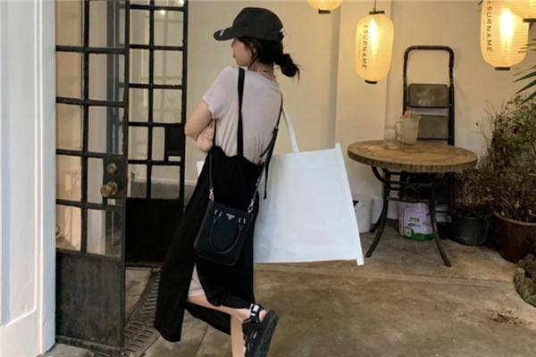 长裙适合搭配小白鞋吗