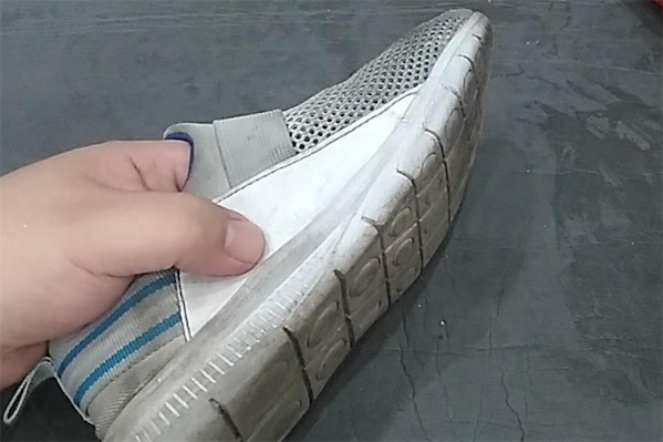 白色鞋边渗入辣椒油怎么清理