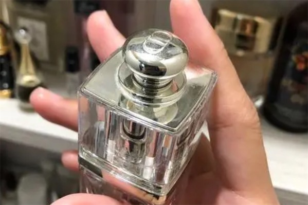 迪奥香水瓶盖怎么打开