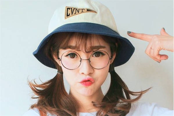 夏天戴渔夫帽怎么扎头发好看