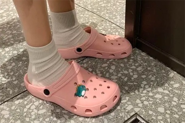 穿洞洞鞋穿袜子合适吗