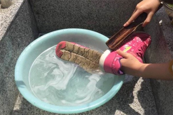染发膏染到鞋子上怎样才能去除