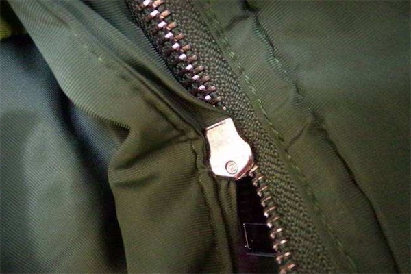 拉链把衣服卡死了怎么办