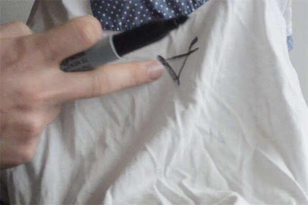 衣服上干了的黑色中性笔怎么洗掉