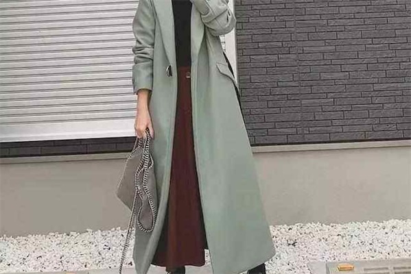 金丝绒长裙和大衣配吗