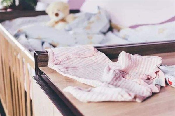 婴儿衣服有奶渍如何处理