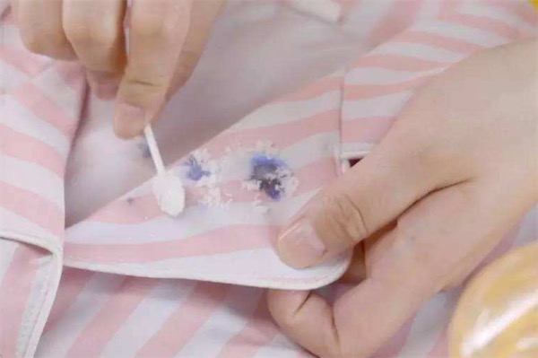 暖宝宝粉末弄脏衣服了怎么办