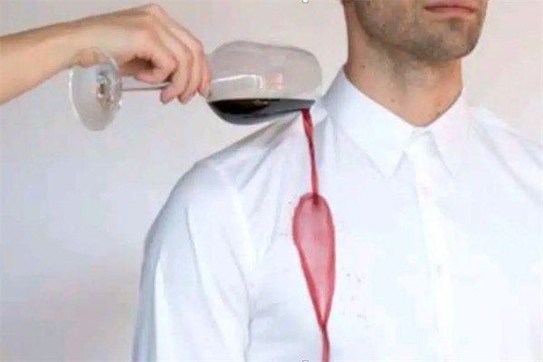 红酒撒白衣服该怎么办