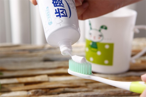 用牙粉还要用牙膏吗